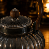 Charcoal Ribbed Pearl 950ml — lid and infuser macro detail